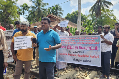 யாழில் முடக்கப்பட்ட பாதையொன்றை திறக்கக்கோரி போராட்டம்