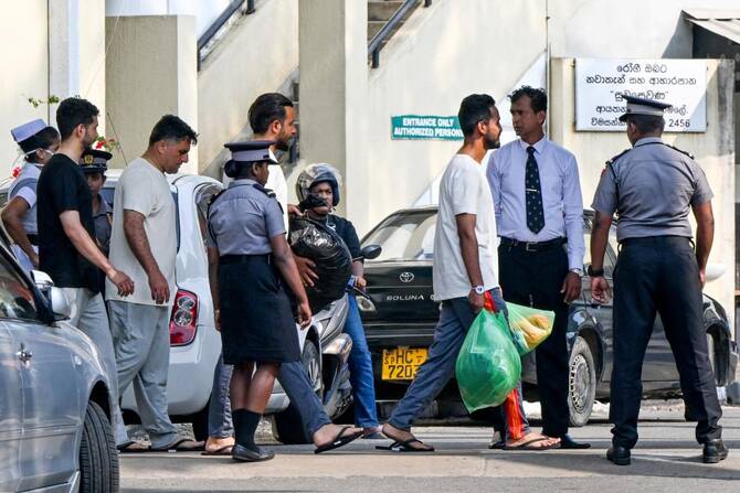 இலங்கையில் மீட்கப்பட்ட ஈரானியர்கள் மீண்டும் தாயகம் திரும்பினர்!
