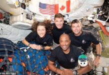 நிலவுப் பயணத்தை முடித்து பூமிக்கு பாதுகாப்பாக திரும்பிய விண்வெளி வீரர்கள்