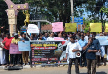 வவுனியா மாநகர முதல்வர் பதவி நீக்கம்: வட மாகாண ஆளுநருக்கு எதிராக ஆர்ப்பாட்டம்