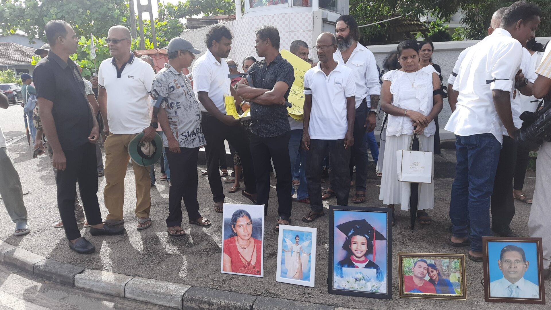 உயிர்த்த ஞாயிறுதின தாக்குதல் விசாரணைகளுக்கு இடையூறு ஏற்படுத்த வேண்டாம் : நீர்கொழும்பில் ஆர்ப்பாட்டம் ! 1 https://www.ilakku.org/wp-content/uploads/2021/08/cropped-Google_Logo.png 20260611 084203 உயிர்த்த ஞாயிறுதின தாக்குதல் விசாரணைகளுக்கு இடையூறு ஏற்படுத்த வேண்டாம் : நீர்கொழும்பில் ஆர்ப்பாட்டம் !