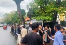 துணை மருத்துவப் பட்டதாரிகளுக்கான அநீதிக்கு எதிராக சுகாதார அமைச்சு முன் மாணவர் போராட்டம்