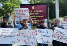 யாழ். மாவட்ட செயலகத்துக்கு முன்பாக ஊடகவியலாளர்கள் போராட்டம்
