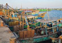 இலங்கை சிறையில் உள்ள மீனவர்களை விடுவிக்க கோரி இராமேஸ்வரம் மீனவர்கள் போராட்டம்