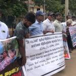 “எங்கள் காணிகளை உடனே வழங்கு” : கிளிநொச்சியில் போராட்டம்
