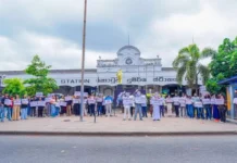 கொழும்பு கோட்டை புகையிரத நிலையத்திற்கு முன்பாக இளைஞர்கள் அமைதிப் போராட்டம்!